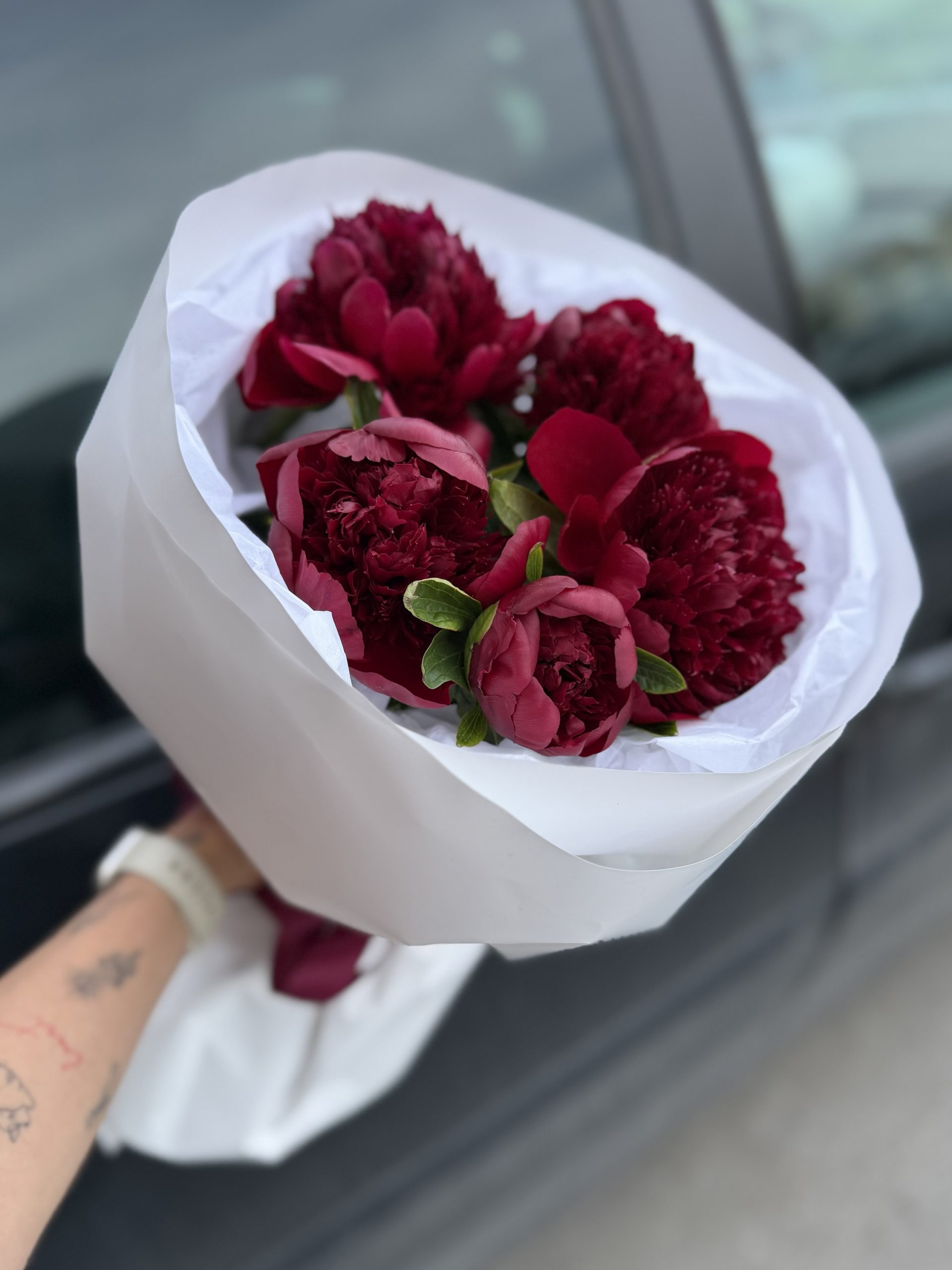 img_0543 Букет из 5 бордовых пионов — изображение 1