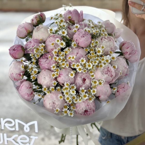 Букет из пионов и ромашек